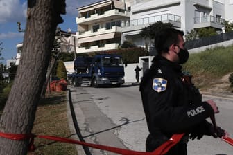 Polizei-Lastwagen transportiert das Auto des ermordeten griechischen Polizeireporters ab: Seine Arbeit könnte ihm zum Verhängnis geworden sein.