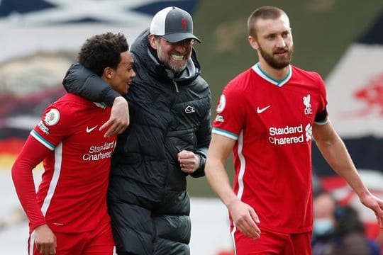 Liverpools Trainer Jürgen Klopp (M) umarmt Trent Alexander-Arnold (l) nach dem Spiel.