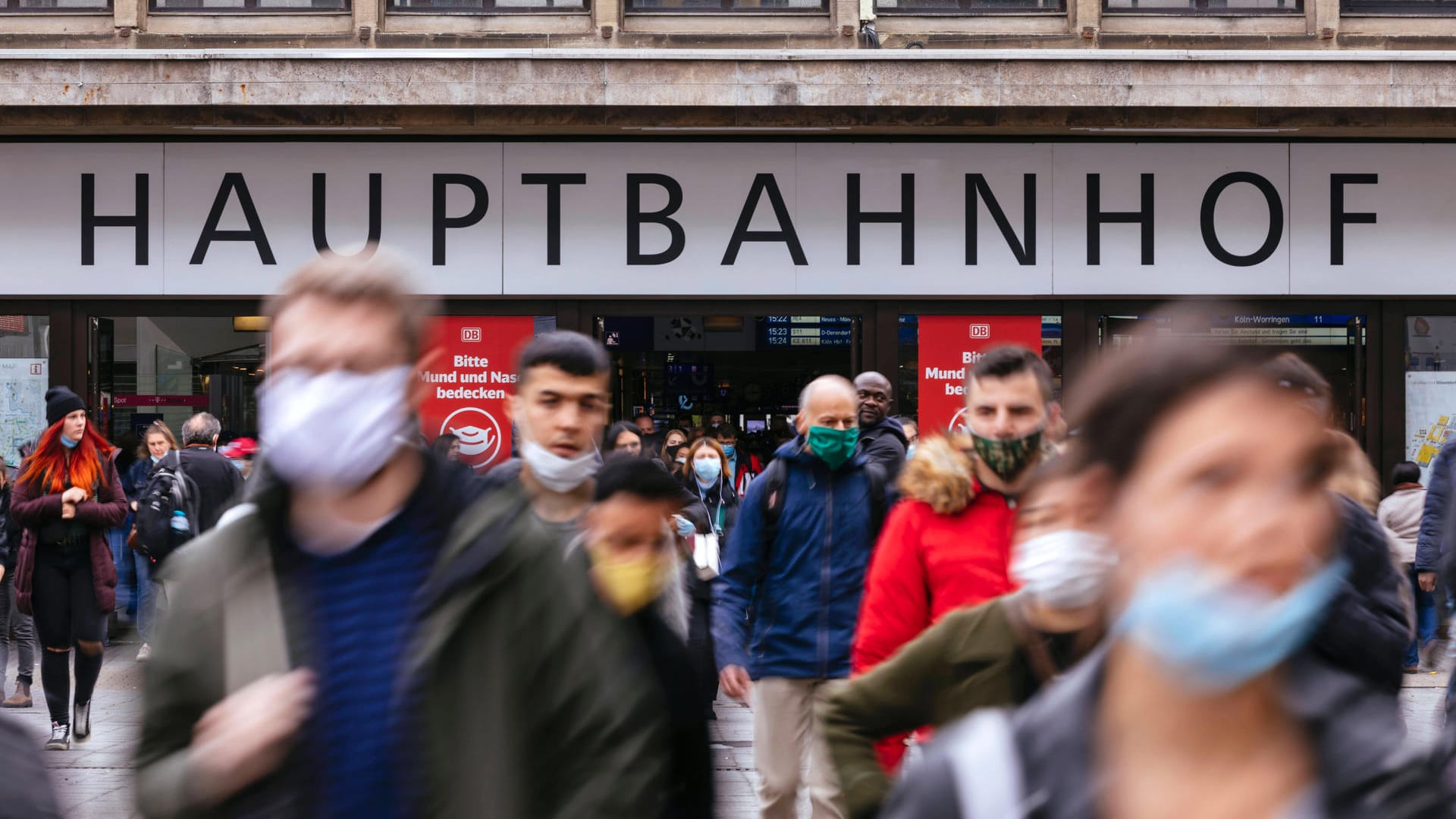 Menschen tragen Masken vor dem Düsseldorfer Hauptbahnhof: Aufgrund der Corona-Lage könnte nun die Notbremse gezogen werden.