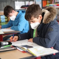 Schüler mit Masken im Unterricht: Ein Thüringer Richter will Schulen die Befolgung von Schutzmaßnahmen verbieten.