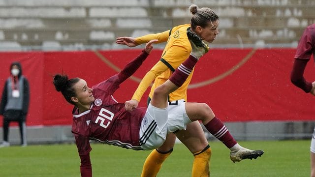 Lina Magull (l) beim Länderspiel im Zweikampf mit Alanna Kennedy aus Australien. Lina Magull (l) beim Länderspiel im Zweikampf mit Alanna Kennedy aus Australien.