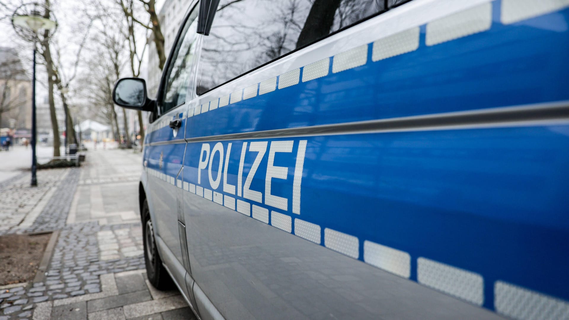 Ein Polizeiwagen im Einsatz (Symbolbild): Mehrere Beamte wurden bei einem Einsatz verletzt. Ein Polizeiwagen im Einsatz (Symbolbild): Mehrere Beamte wurden bei einem Einsatz verletzt.