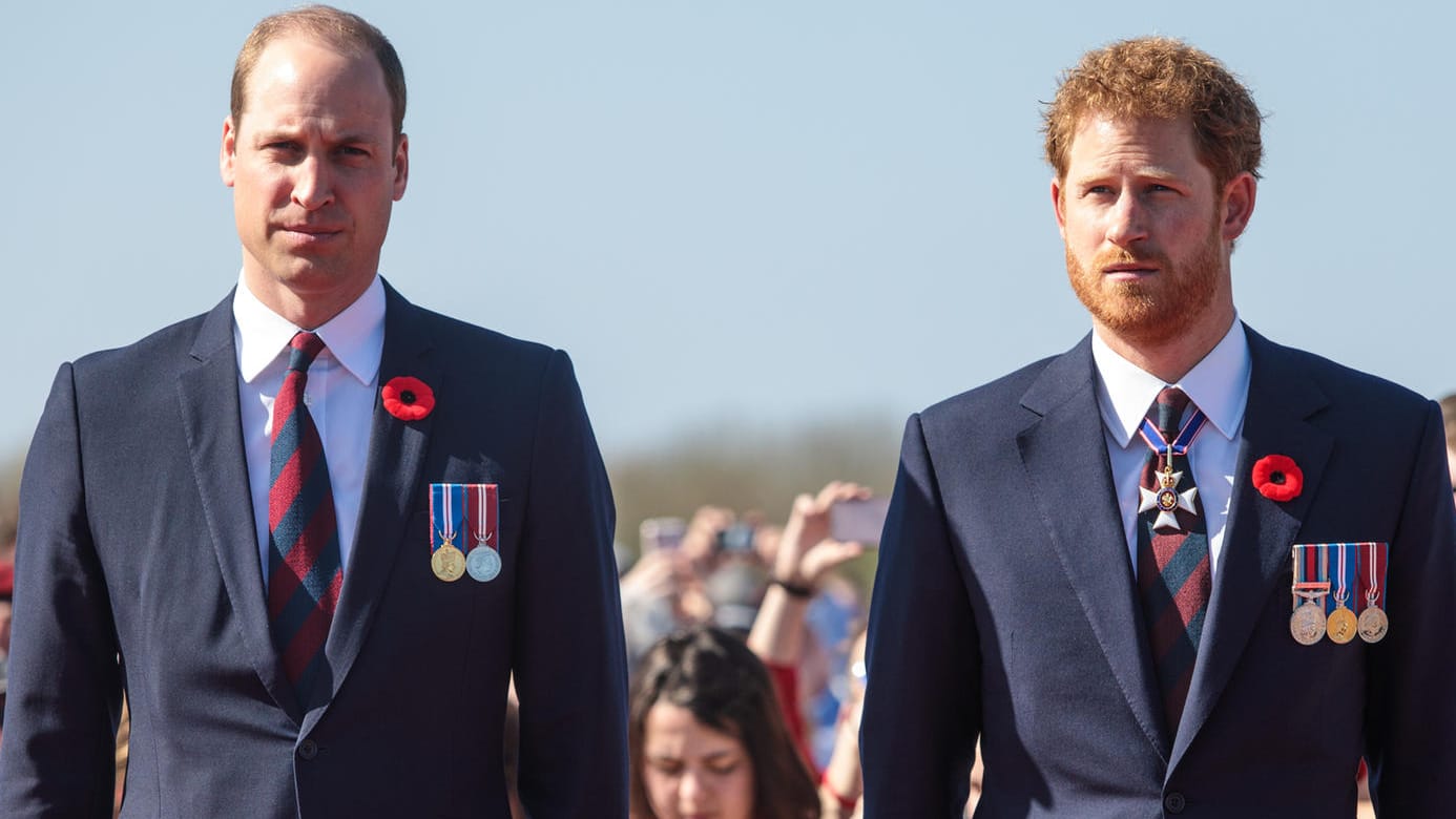 Die Enkelsöhne von Prinz Philip: Prinz William und Prinz Harry bei einem Auftritt 2017 in Frankreich.