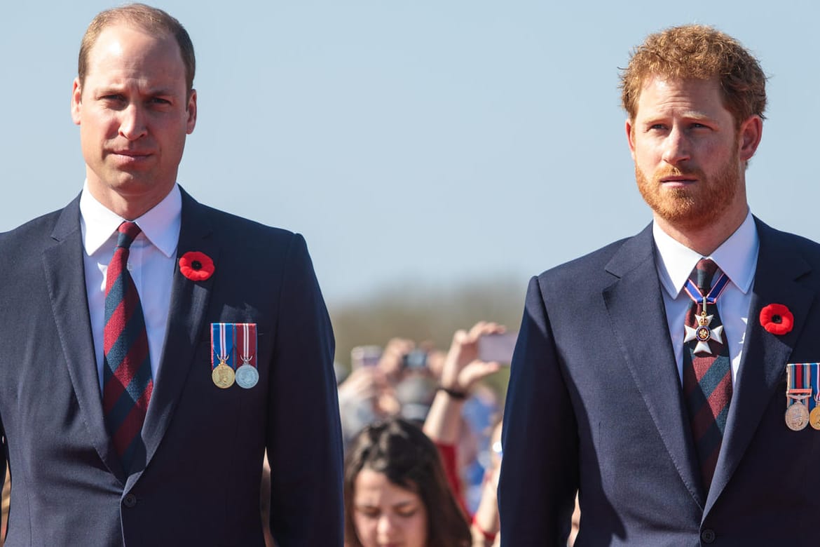 Die Enkelsöhne von Prinz Philip: Prinz William und Prinz Harry bei einem Auftritt 2017 in Frankreich.