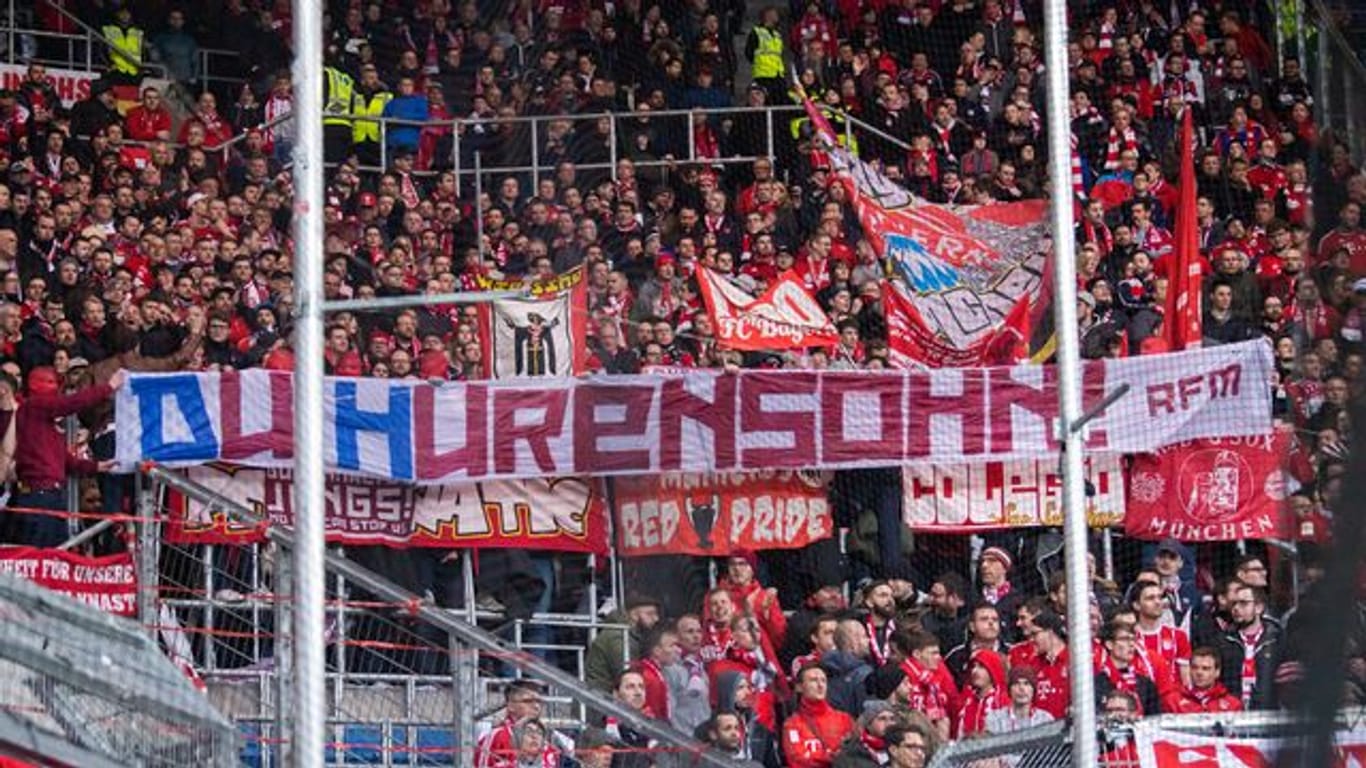 Fans halten ein Banner mit der Aufschrift "Du Hurensohn!" gegen Dietmar Hopp, Mäzen des TSG 1899 Hoffenheim.