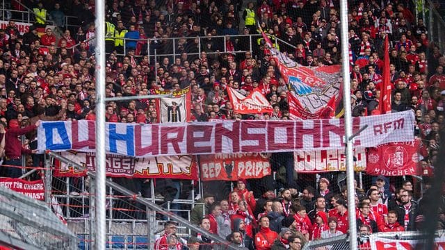 Fans halten ein Banner mit der Aufschrift "Du Hurensohn!" gegen Dietmar Hopp, Mäzen des TSG 1899 Hoffenheim. Fans halten ein Banner mit der Aufschrift "Du Hurensohn!" gegen Dietmar Hopp, Mäzen des TSG 1899 Hoffenheim.