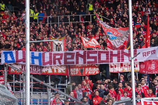 Fans halten ein Banner mit der Aufschrift "Du Hurensohn!" gegen Dietmar Hopp, Mäzen des TSG 1899 Hoffenheim.