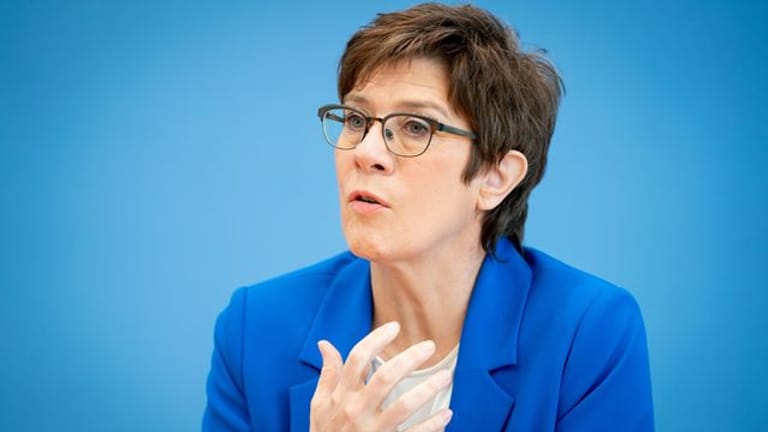 Bundesverteidigungsministerin Annegret Kramp-Karrenbauer (CDU) fordert von Russland Transparenz.