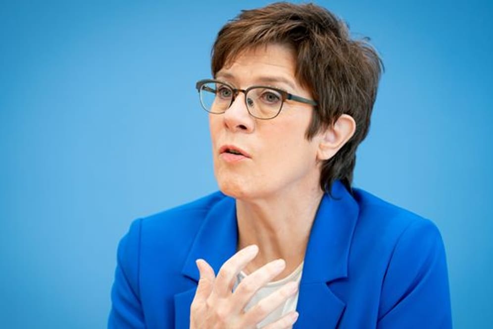 Bundesverteidigungsministerin Annegret Kramp-Karrenbauer (CDU) fordert von Russland Transparenz.