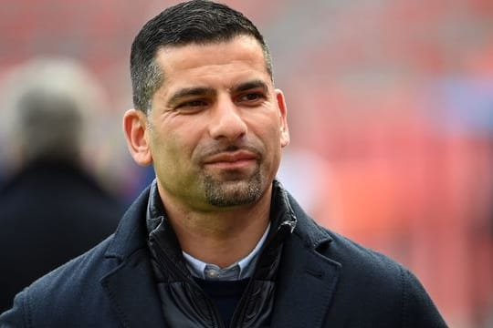 Schalkes Trainer Dimitrios Grammozis stellt sich vor dem Spiel den Fragen der Journalisten.