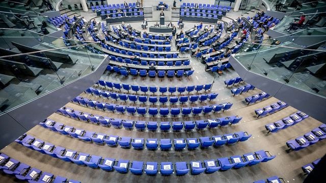 Der Bundestag hat derzeit so viele Mitglieder wie noch nie - was sich eigentlich ändern soll. Der Bundestag hat derzeit so viele Mitglieder wie noch nie - was sich eigentlich ändern soll.