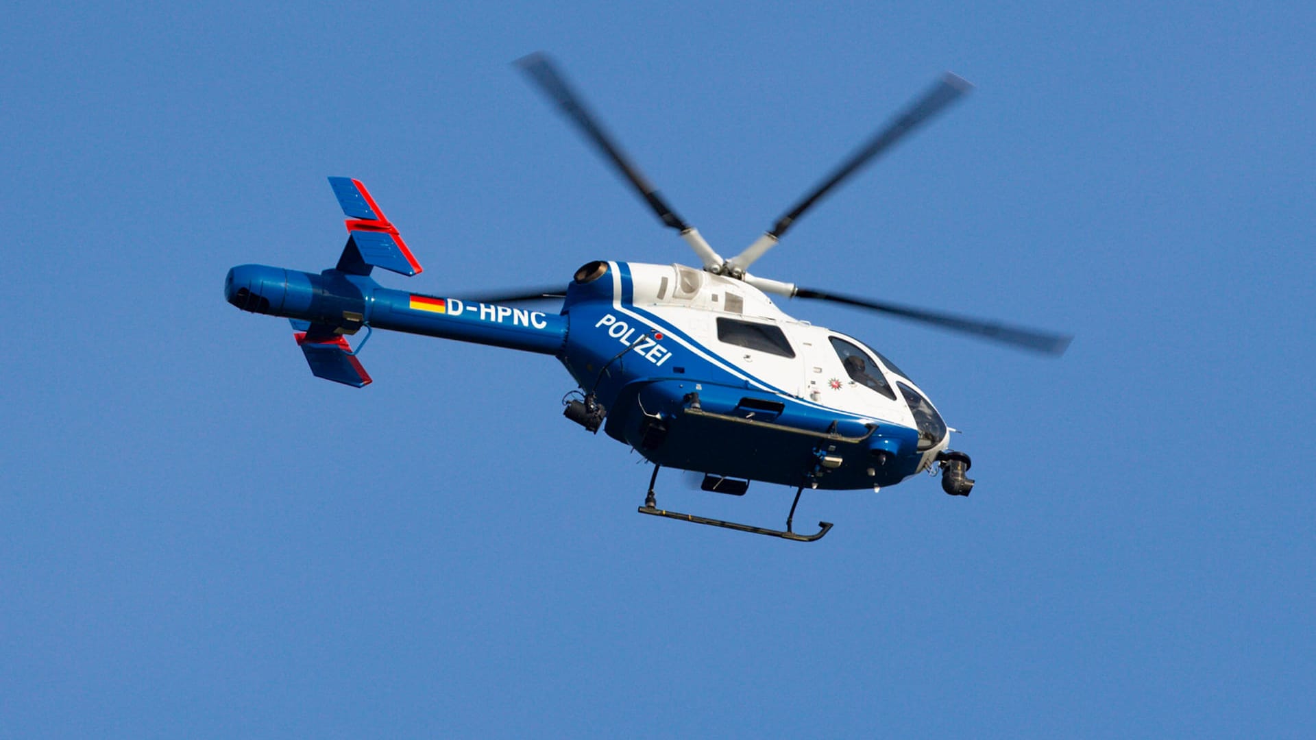 Polizeihubschrauber in Niedersachsen: Die Beamten stellten die vier Heranwachsenden (Symbolbild). Polizeihubschrauber in Niedersachsen: Die Beamten stellten die vier Heranwachsenden (Symbolbild).
