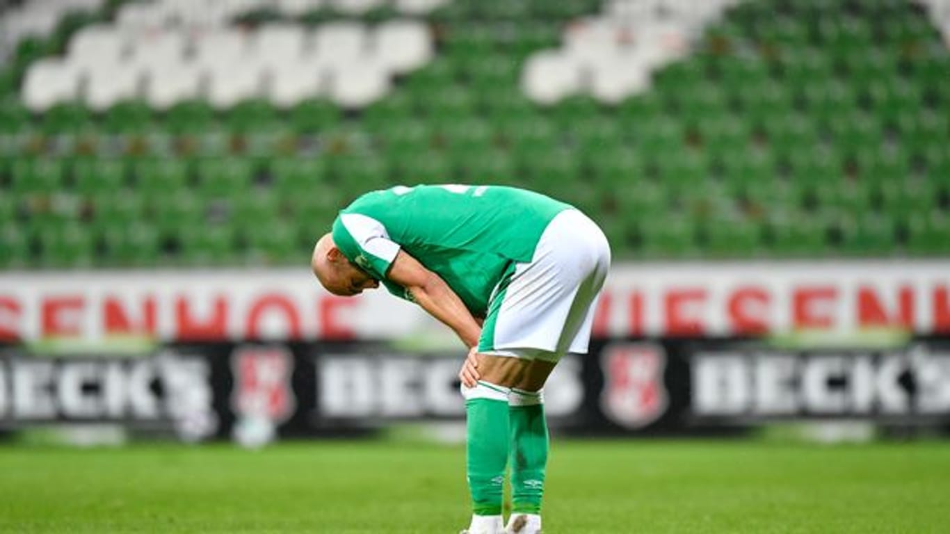 Bremens Abwehrspieler Ömer Toprak fällt mit einem Muskelfaserriss in der linken Wade mehrere Wochen aus.