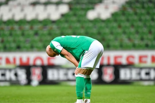 Bremens Abwehrspieler Ömer Toprak fällt mit einem Muskelfaserriss in der linken Wade mehrere Wochen aus.