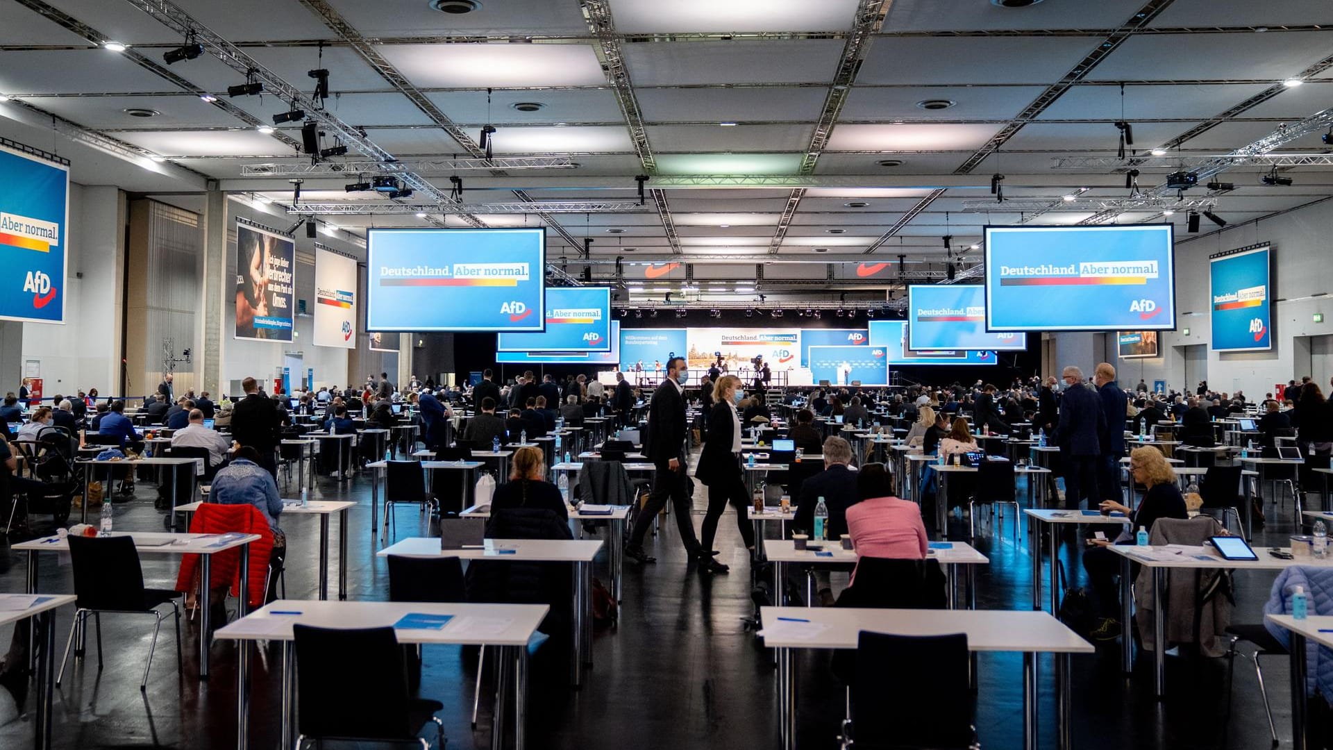 Bundesparteitag der AfD in der Dresdener Messehalle: Viele der Abgeordneten halten sich an die Corona-Maßnahmen.