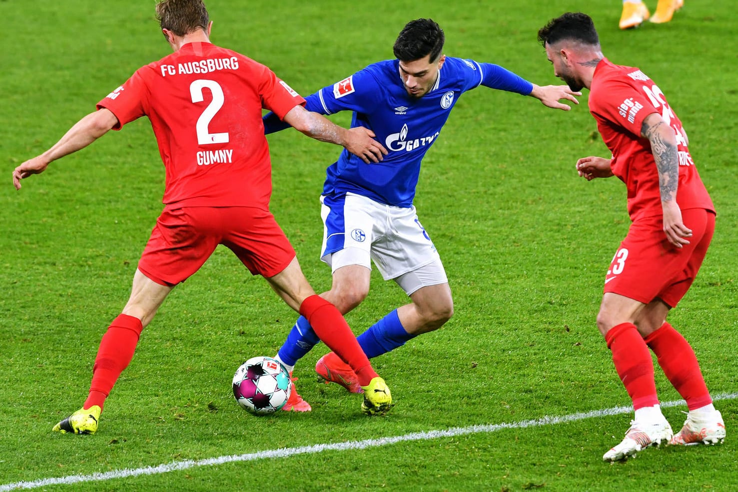 Schalker Torschütze: Suat Serdar (M.) versucht an zwei Augsburgern vorbeizukommen.