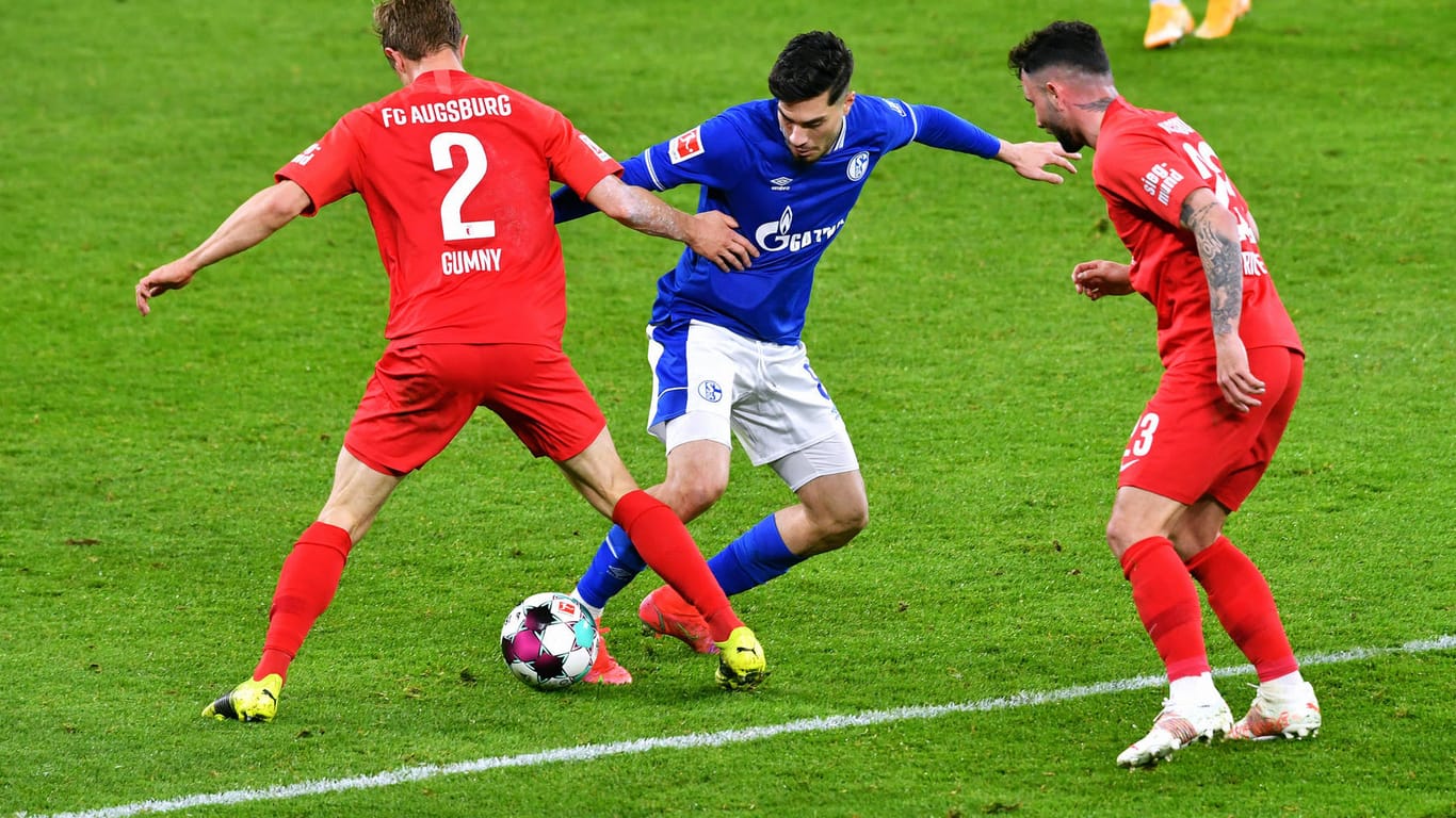 Schalker Torschütze: Suat Serdar (M.) versucht an zwei Augsburgern vorbeizukommen.