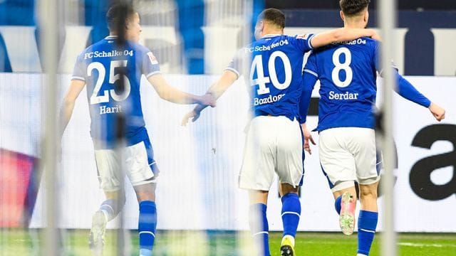 Schalkes Torschütze Suat Serdar (r-l), Can Bozdogan und Amine Harit jubeln über Serdars Treffer zum 1:0.