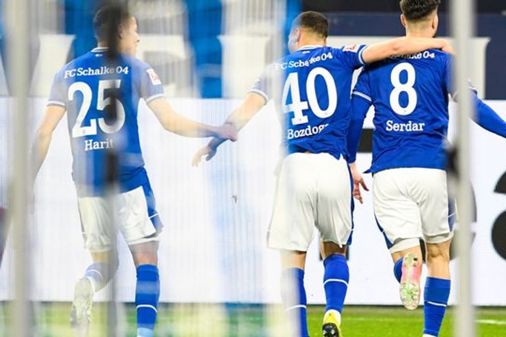 Schalkes Torschütze Suat Serdar (r-l), Can Bozdogan und Amine Harit jubeln über Serdars Treffer zum 1:0.