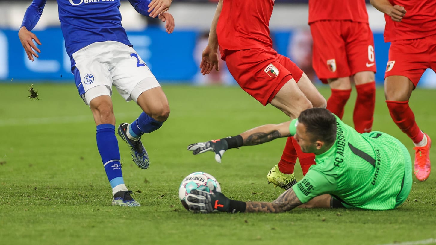 FCA-Torwart Rafal Gikiewicz (u.) unterlief gegen Schalke ein folgenschwerer Patzer.