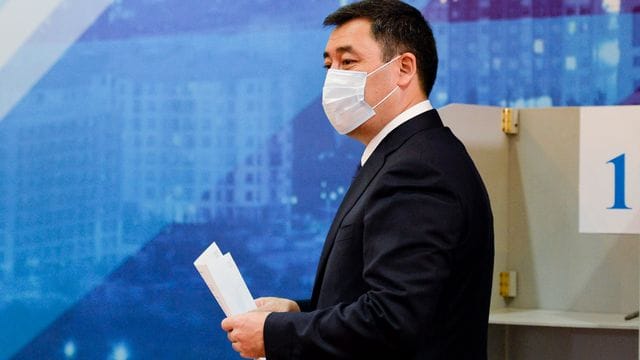 Kirgistans Präsident Sadyr Schaparow gibt in Bishkek seine Stimme ab. Kirgistans Präsident Sadyr Schaparow gibt in Bishkek seine Stimme ab.