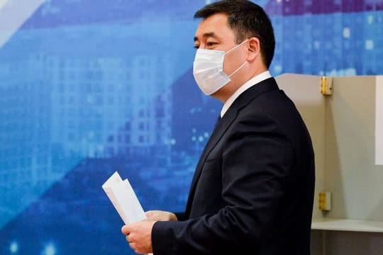 Kirgistans Präsident Sadyr Schaparow gibt in Bishkek seine Stimme ab.