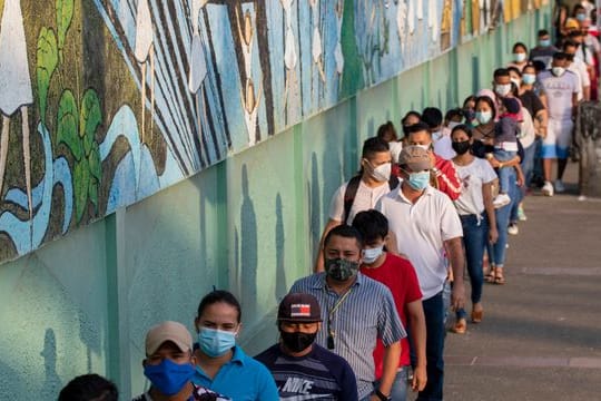Schlange vor einem Wahllokal in Guayaquil.