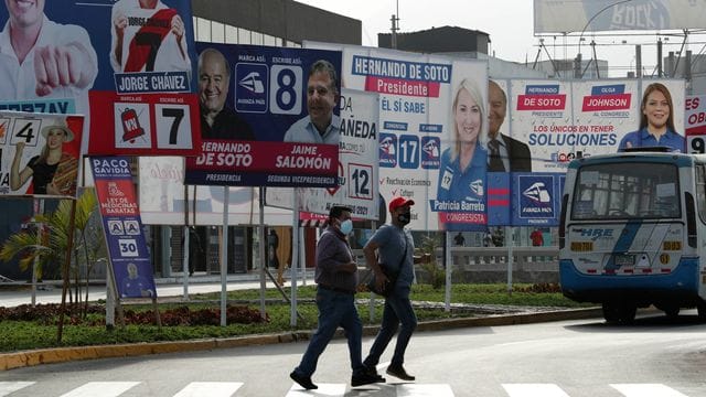Wahlplakate der Kandidaten stehen an einer Straße in Lima.