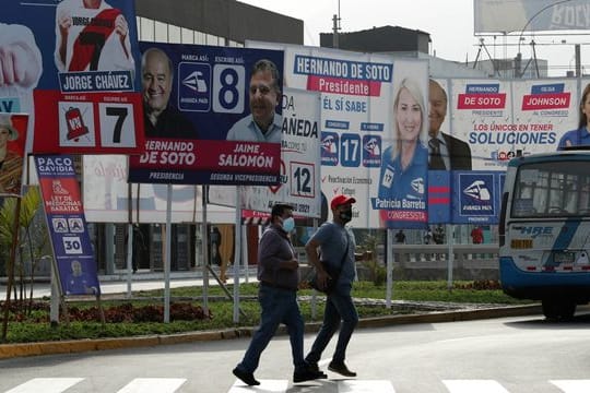 Wahlplakate der Kandidaten stehen an einer Straße in Lima.