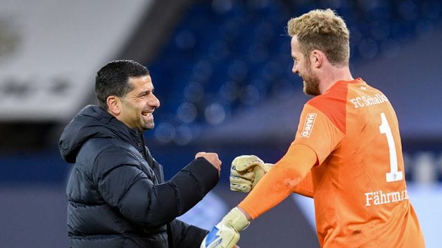 Schalkes Trainer Dimitrios Grammozis und Torwart Ralf Fährmann geben sich nach dem Spiel die Faust.