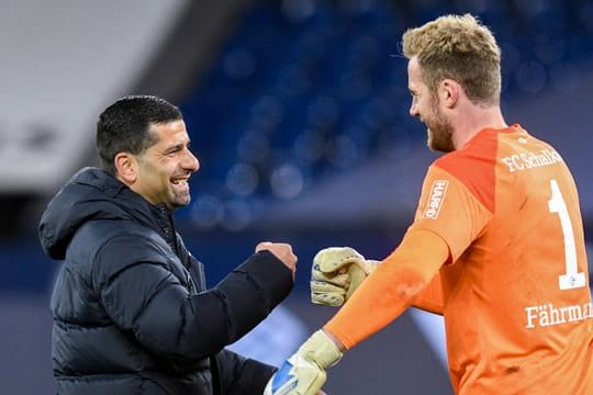 Schalkes Trainer Dimitrios Grammozis und Torwart Ralf Fährmann geben sich nach dem Spiel die Faust.