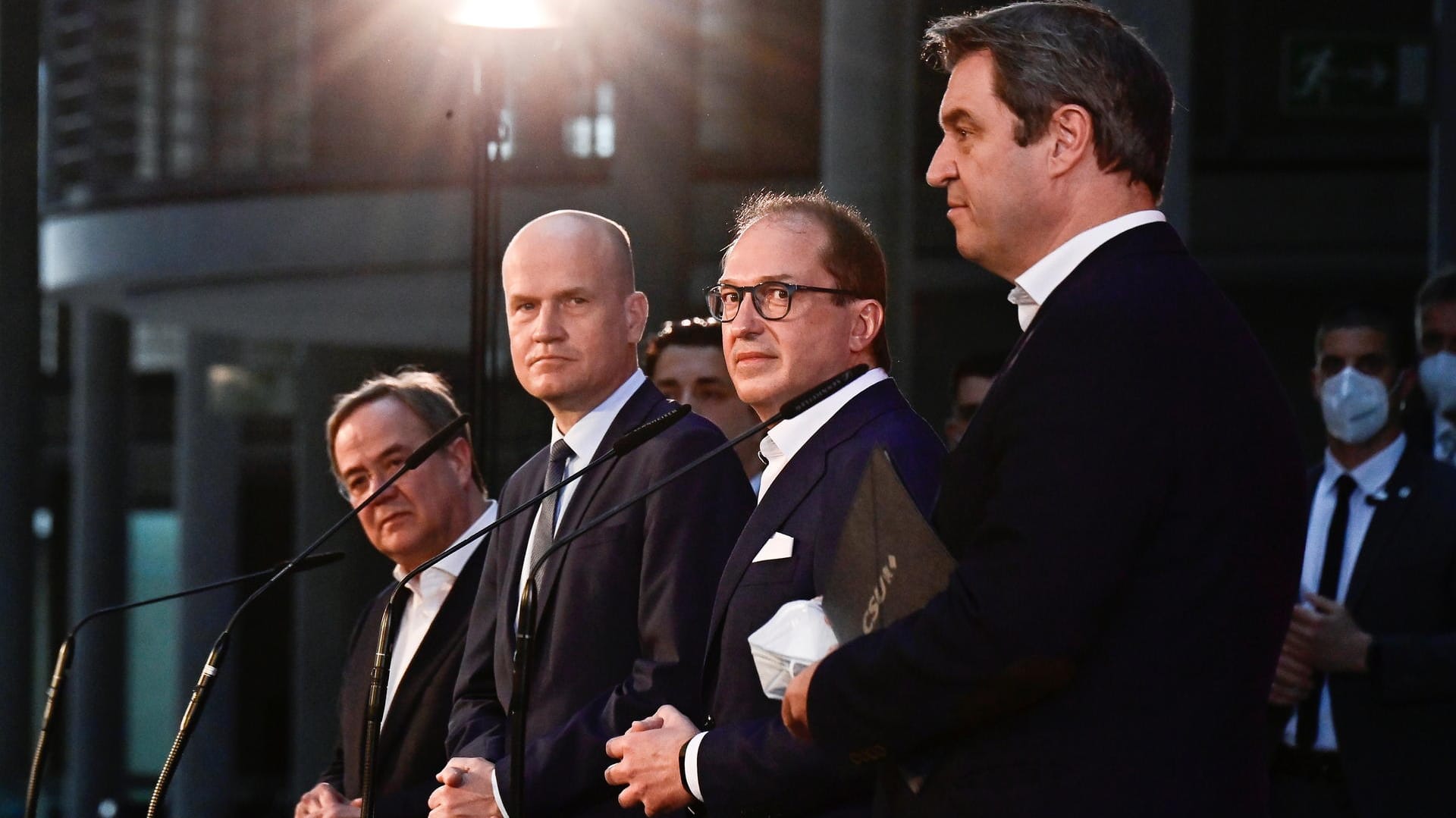 Armin Laschet, CDU-Vorsitzender (l), Ralph Brinkhaus, Fraktionsvorsitzender (m), Alexander Dobrindt (m) und CSU-Vorsitzender Markus Söder: CDU-Parteimitglieder fordern bei der Entscheidung mehr Mitspracherecht.