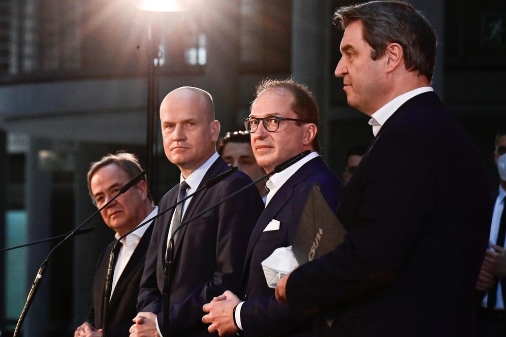 Armin Laschet, CDU-Vorsitzender (l), Ralph Brinkhaus, Fraktionsvorsitzender (m), Alexander Dobrindt (m) und CSU-Vorsitzender Markus Söder: CDU-Parteimitglieder fordern bei der Entscheidung mehr Mitspracherecht.