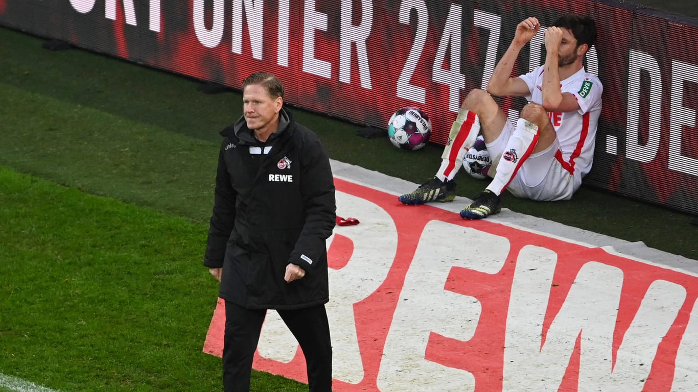 Kölns Trainer Markus Gisdol (li.) und Jonas Hector steht die Enttäuschung nach der Niederlage gegen Mainz ins Gesicht geschrieben.