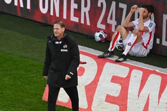 Kölns Trainer Markus Gisdol (li.) und Jonas Hector steht die Enttäuschung nach der Niederlage gegen Mainz ins Gesicht geschrieben.