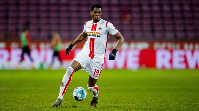 Kölns Kingsley Ehizibue spielt den Ball.