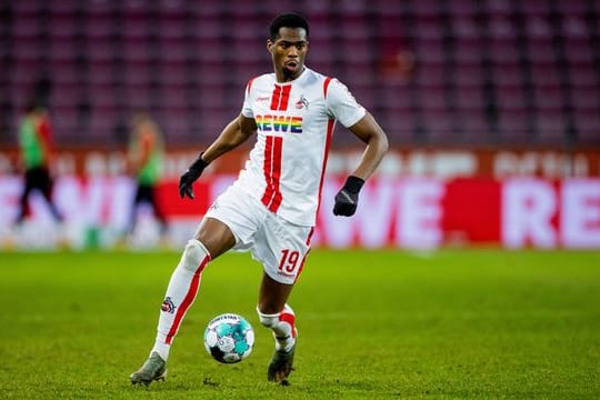 Kölns Kingsley Ehizibue spielt den Ball.