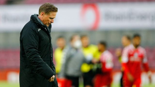 Kölns Trainer Markus Gisdol geht nach dem Spiel mit gesenktem Kopf über den Platz. Kölns Trainer Markus Gisdol geht nach dem Spiel mit gesenktem Kopf über den Platz.
