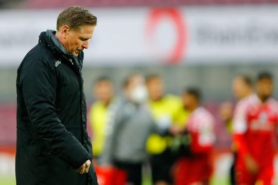 Kölns Trainer Markus Gisdol geht nach dem Spiel mit gesenktem Kopf über den Platz.