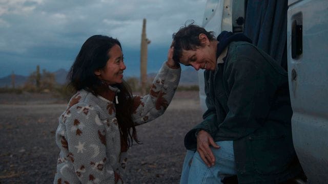 Die Regisseurin Chloé Zhao (l) steht mit der Schauspielerin Frances McDormand am Set von "Nomadland".