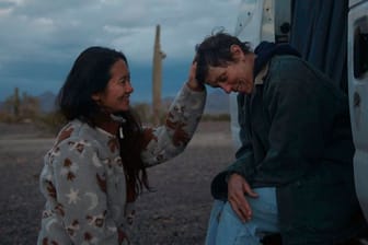 Die Regisseurin Chloé Zhao (l) steht mit der Schauspielerin Frances McDormand am Set von "Nomadland".