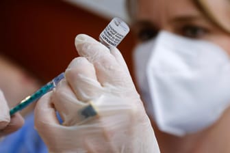 Eine Corona-Impfung mit dem Mittel von Biontech/ Pfizer: Eine Studie fand heraus, dass das Vakzin nicht gut vor der südafrikansischen Mutation schützt.