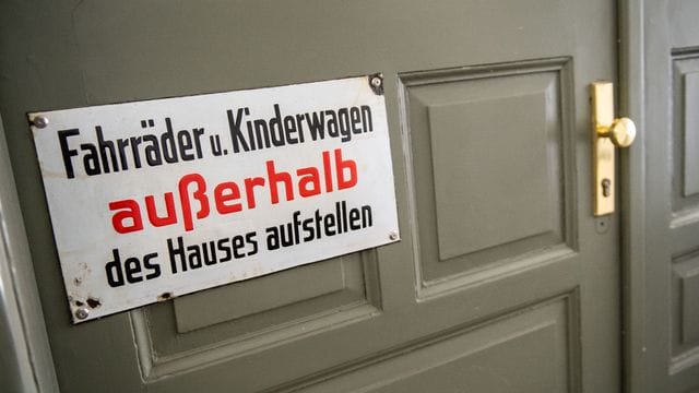 Regeln im Mietshaus: Mieter sollten ihre Fahrräder nicht im Treppenhaus abstellen.