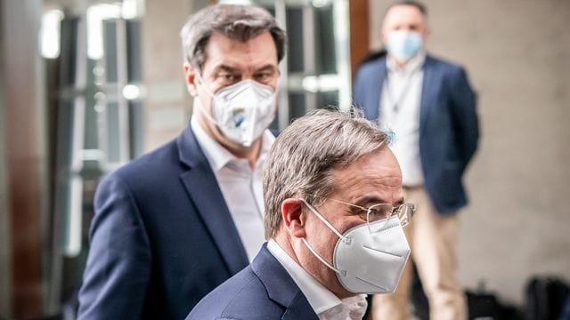 CSU-Chef Markus Söder und der CDU-Vorsitzende Armin Laschet auf dem Weg zu einer Pressekonferenz. CSU-Chef Markus Söder und der CDU-Vorsitzende Armin Laschet auf dem Weg zu einer Pressekonferenz.