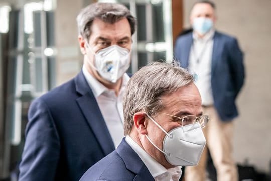 CSU-Chef Markus Söder und der CDU-Vorsitzende Armin Laschet auf dem Weg zu einer Pressekonferenz.