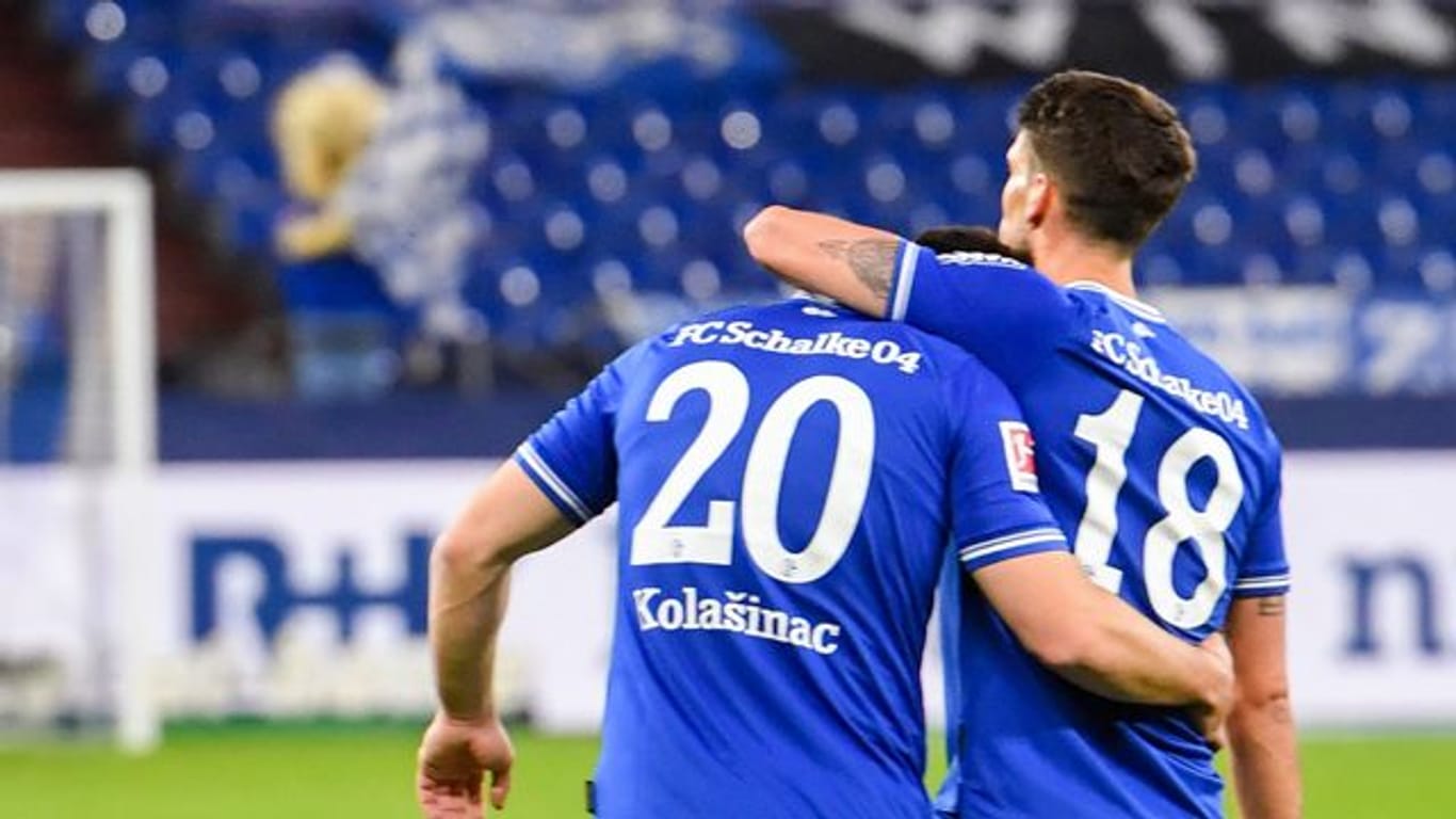 Schalkes Abwehrspieler Sead Kolasniac und Schalkes Stürmer Goncalo Paciencia freuen sich über den Sieg.