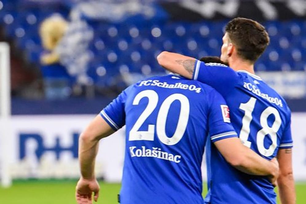 Schalkes Abwehrspieler Sead Kolasniac und Schalkes Stürmer Goncalo Paciencia freuen sich über den Sieg.