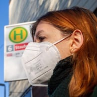 FFP2-Masken im öffentlichen Nahverkehr (Symbolbilder): Führende Experten machen auf die Gefahr der Übertragung in Innenräumen aufmerksam.