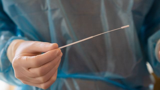 Laut RKI haben sich in Deutschland nachweislich mehr als drei Millionen Menschen mit dem Virus infiziert. Laut RKI haben sich in Deutschland nachweislich mehr als drei Millionen Menschen mit dem Virus infiziert.