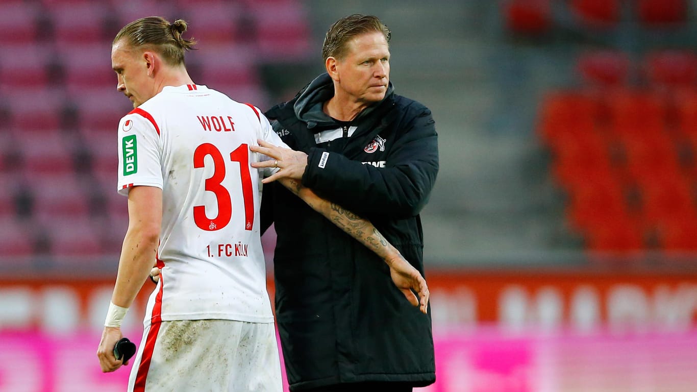 Kölns Markus Gisdol (re.) bedankt sich nach dem Mainz.Spiel bei Marius Wolf. Nach der Patie zog der FC die Notbremse und stellte den Trainer frei.